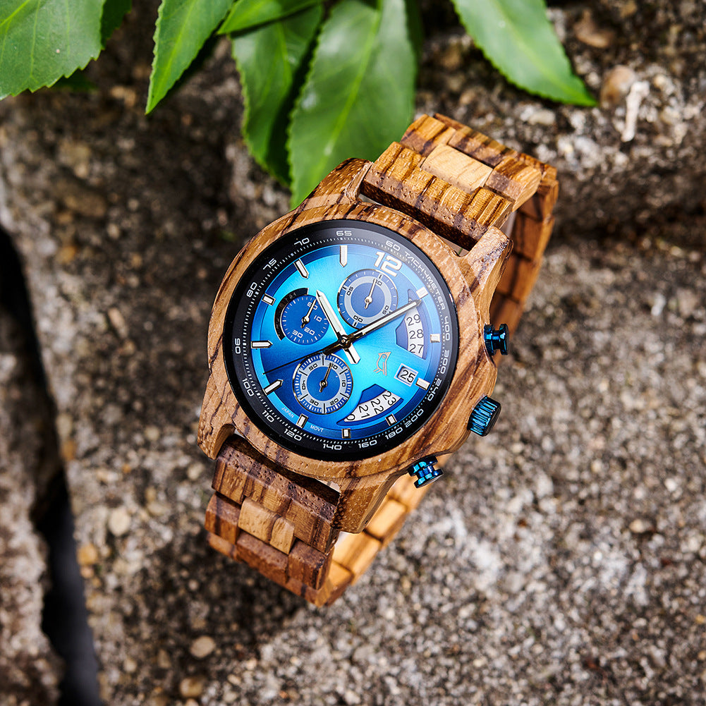 Vieille montre en bois pour jeunes hommes
