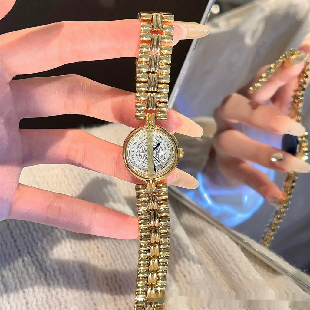 La montre en chaîne d'or évoluée mi-ancifique de luxe et de simplicité