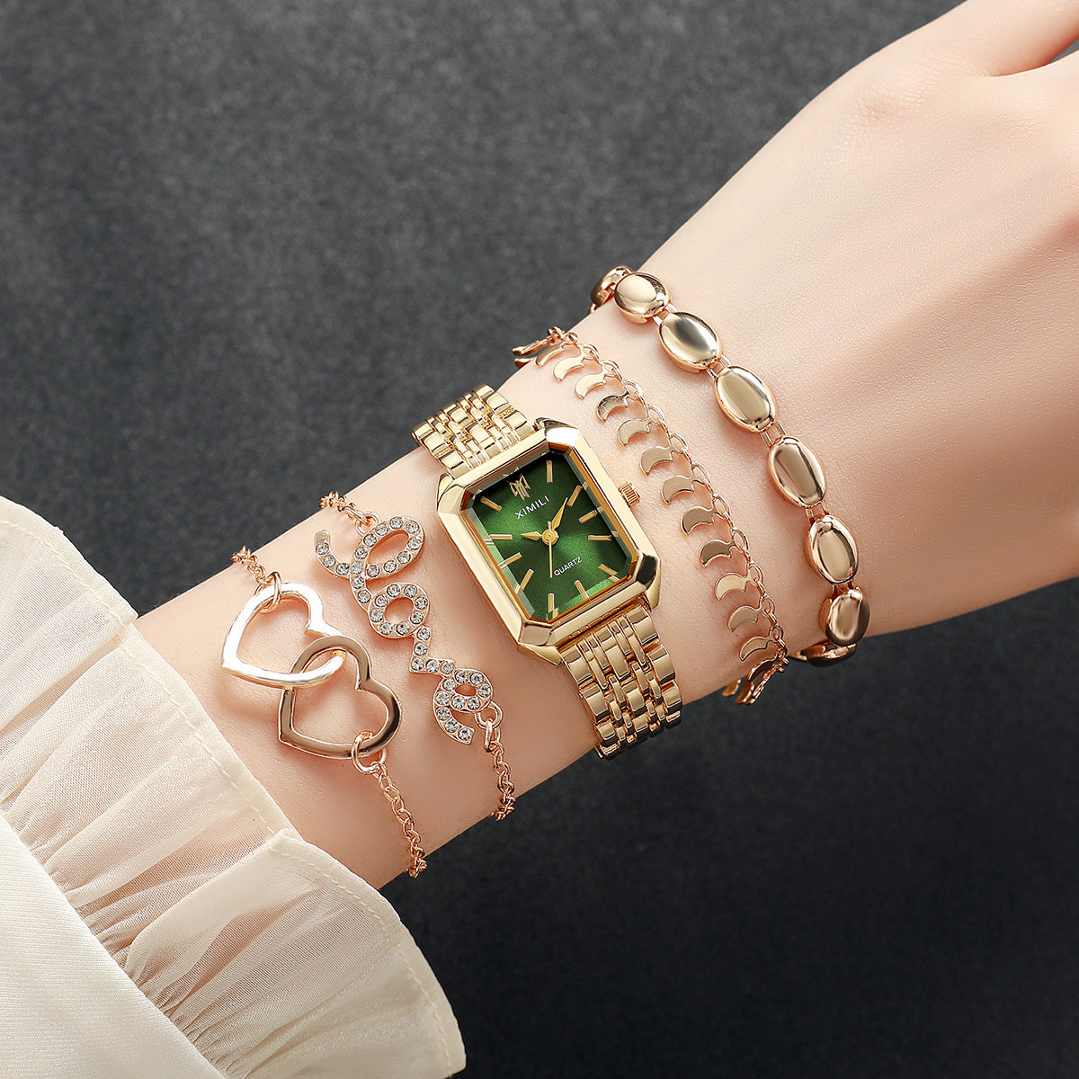 Sleek, Versatile montre femme carrée bracelet en forme de coeur