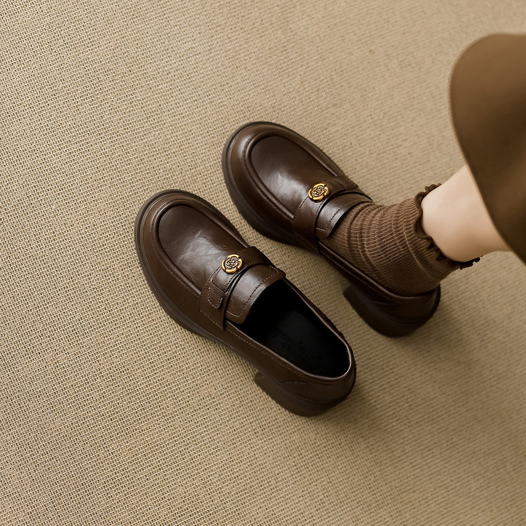 Chaussures en cuir avec des semelles épaisses