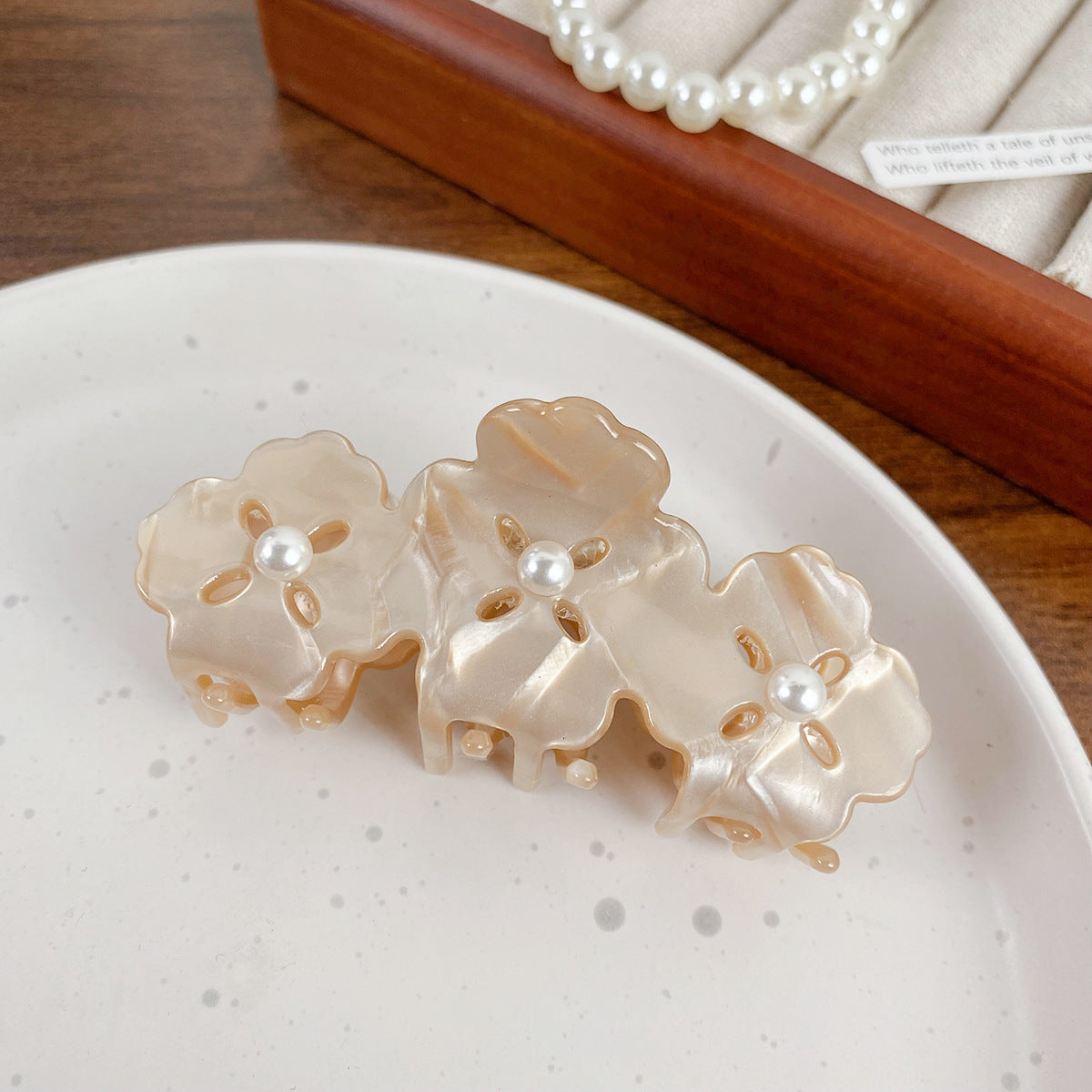 Beau Clover Acetate Grip Pearl Dopamine Temperament Personality Shark Clip Simple Et