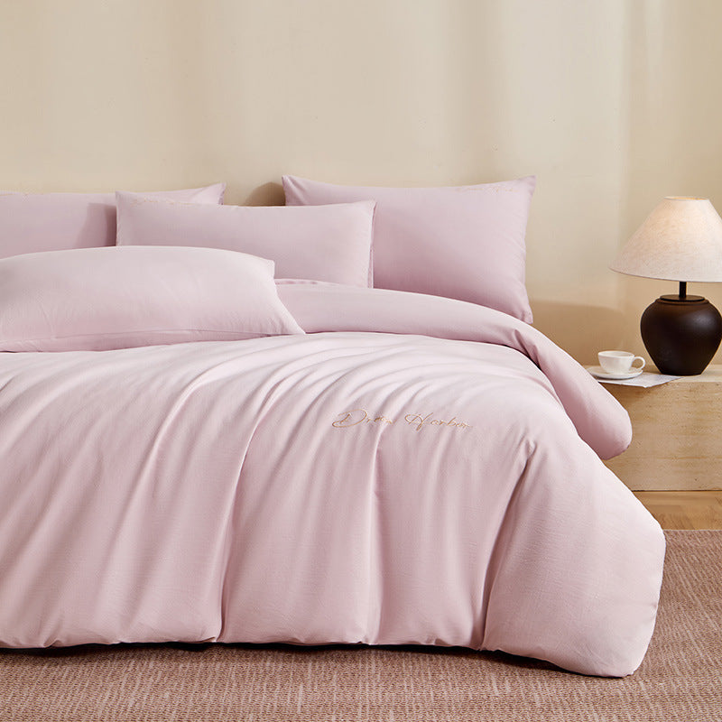 Set de quatre pièces en coton épais et agréable à la peau avec broderie minimaliste