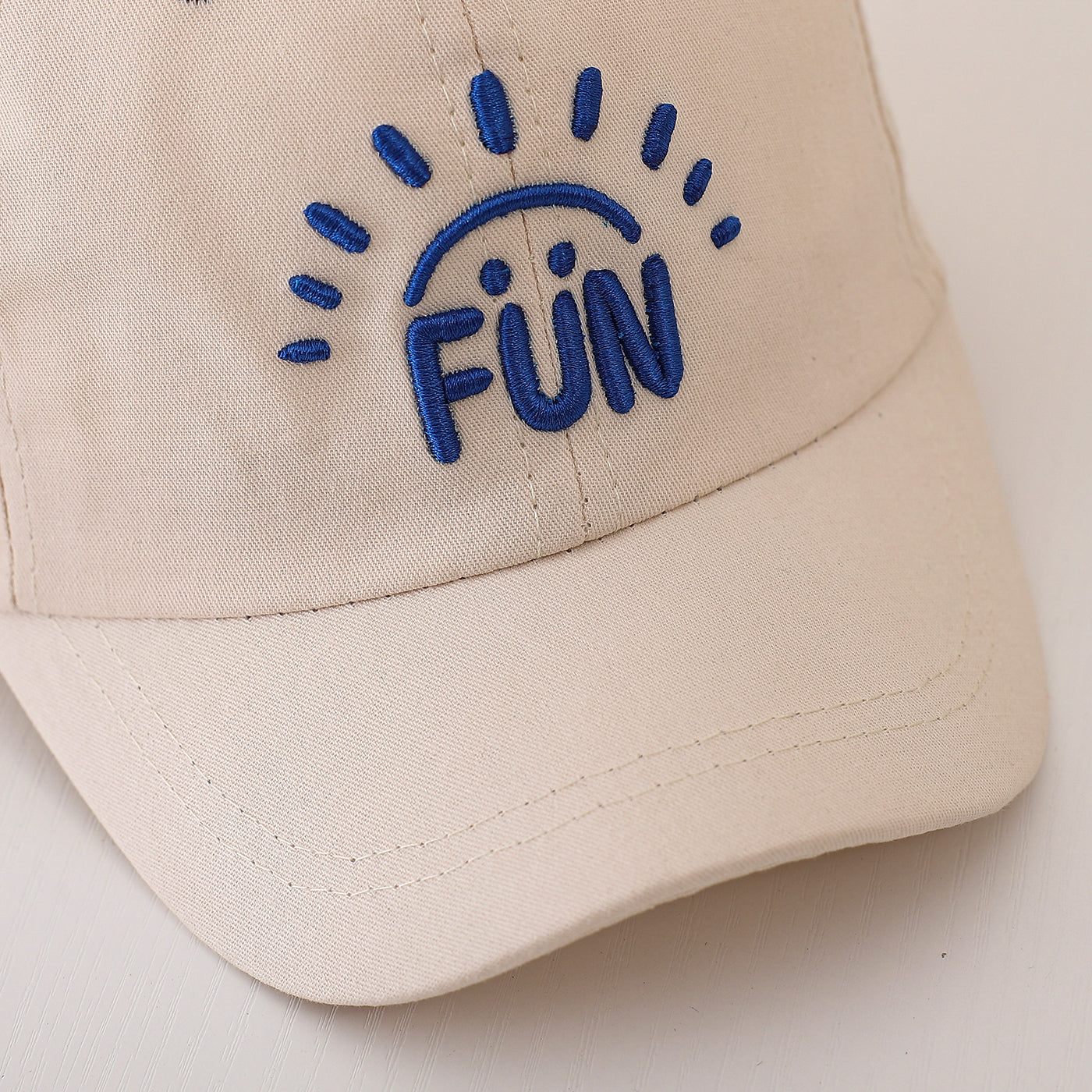 Lettre tridimensionnelle de couleur unique pour enfants Broderie solaire réglable Simple Casual B