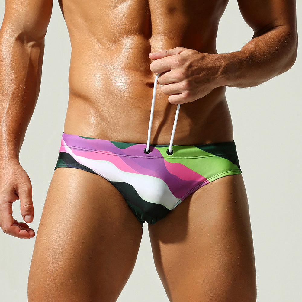 Trunks de plage élégants pour hommes avec un design à rayures arc-en-ciel
