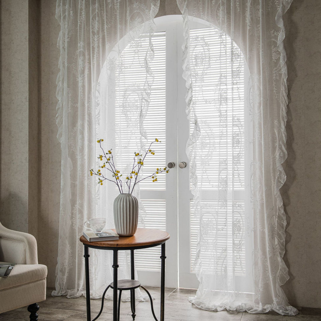 Fenêtre Balcon Bay en dentelle avec partition de sable blanc et rideaux pastoraux Wavy