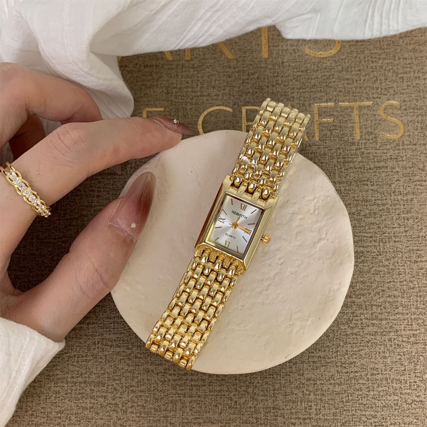 Montre rectangulaire Golden Quartz avec une bande d'acier pour les femmes