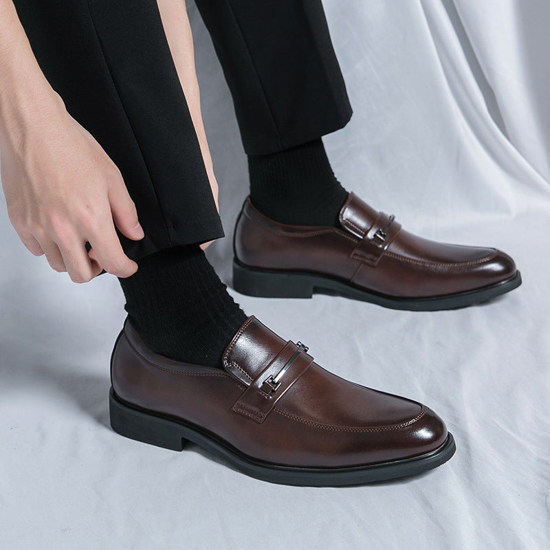 Chaussures en cuir pointues à l'arrivée au printemps