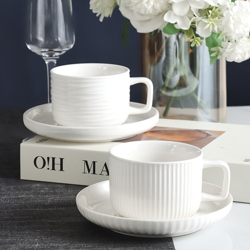 Simple tasse de café en céramique blanche pure et set de sauce