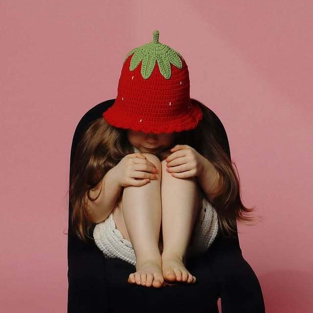 Chapeau de bébé en forme de fraise doux