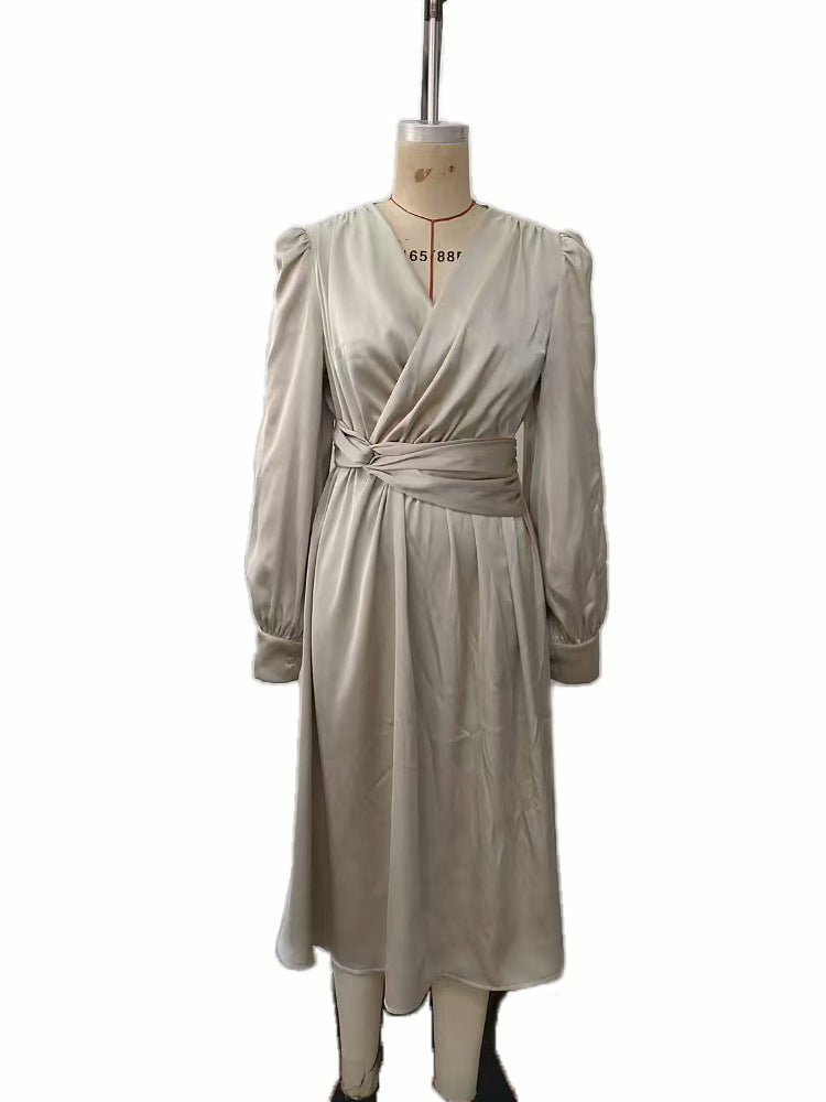 Élégante robe élégante à manches longues satinée de couleur solide