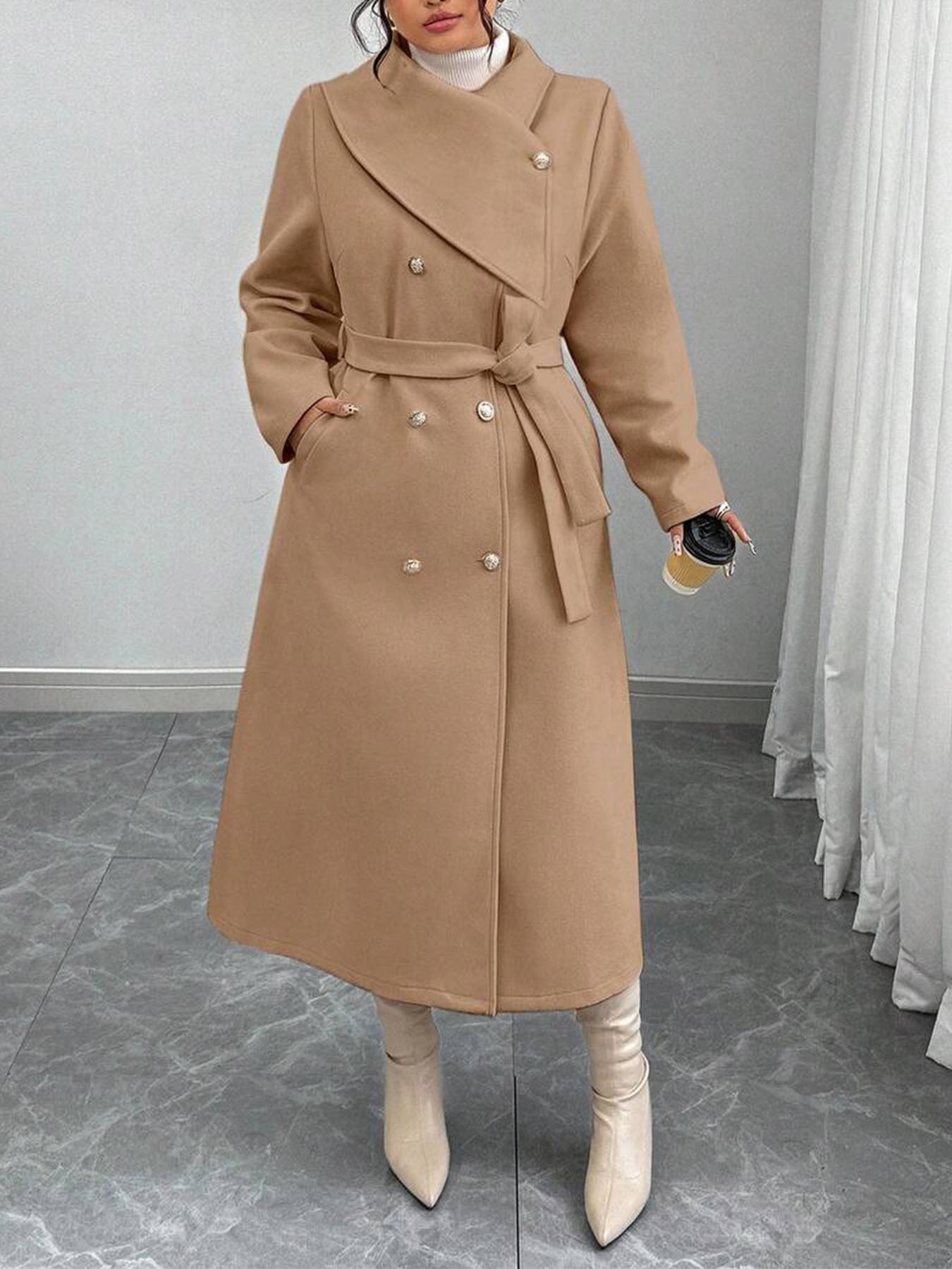 Manteau de laine à deux seins avec un collier asymétrique