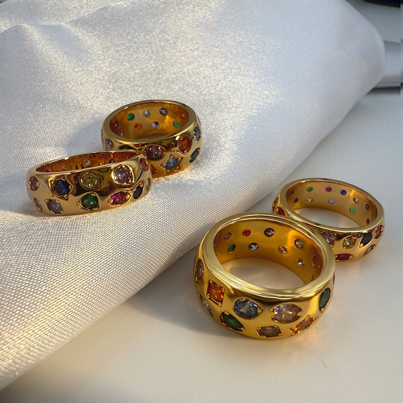 Anneau de femmes avec des zircons colorés