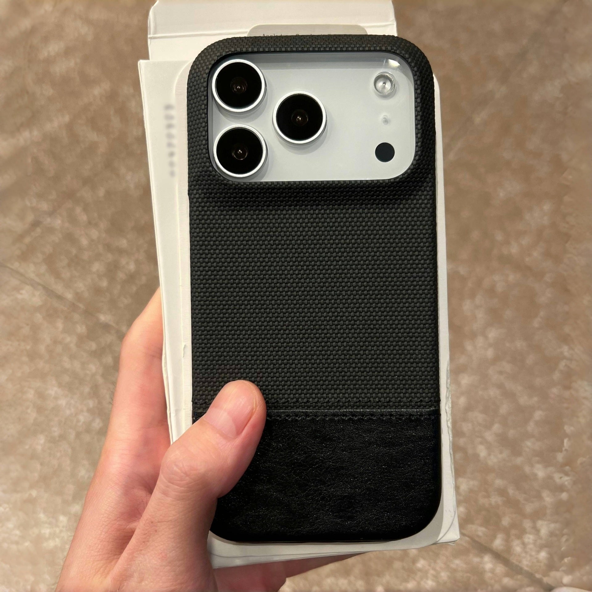 Smartphone Case en cuir végétalien avec une texture tissée et une fixation magnétique