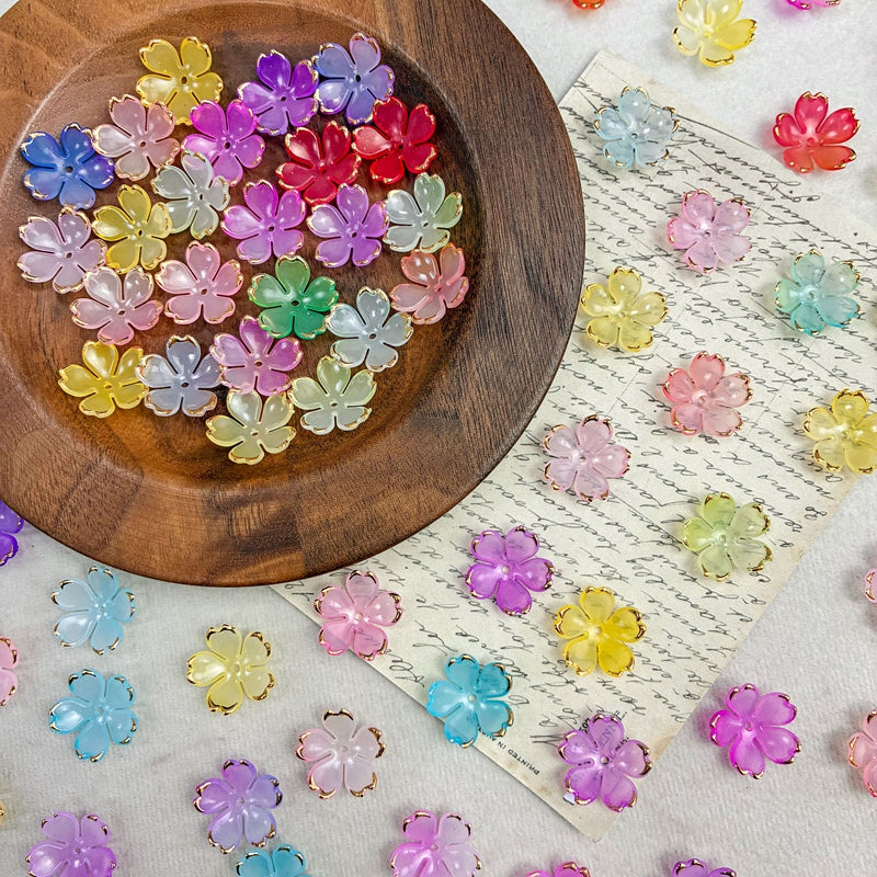 Perles de fleur de cerise en acrylique 5-Petal en forme d'or à deux tons