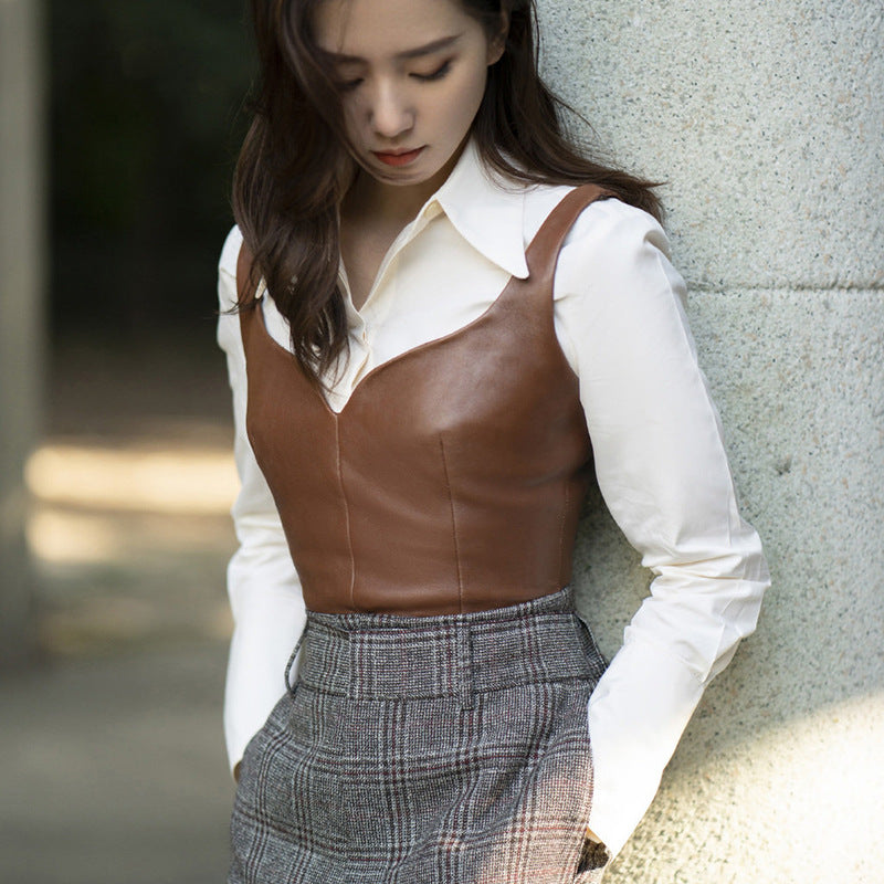 Porter en cuir véritable une petite veste en sling