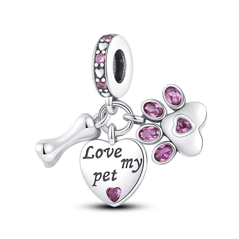 Bracelet bricolage avec un pendentif et des perles d'impression de patte mignon