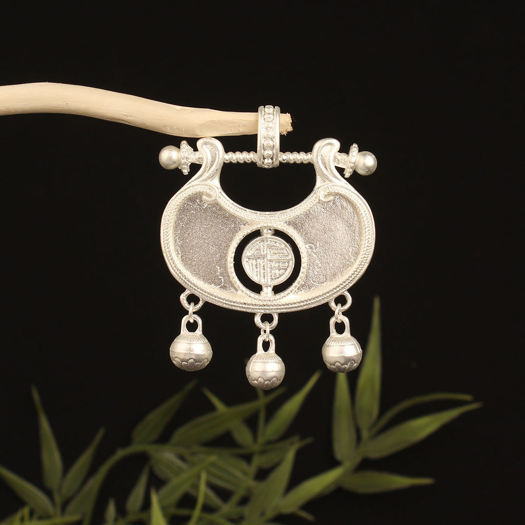 Pendentif papillon incrusté avec une cloche