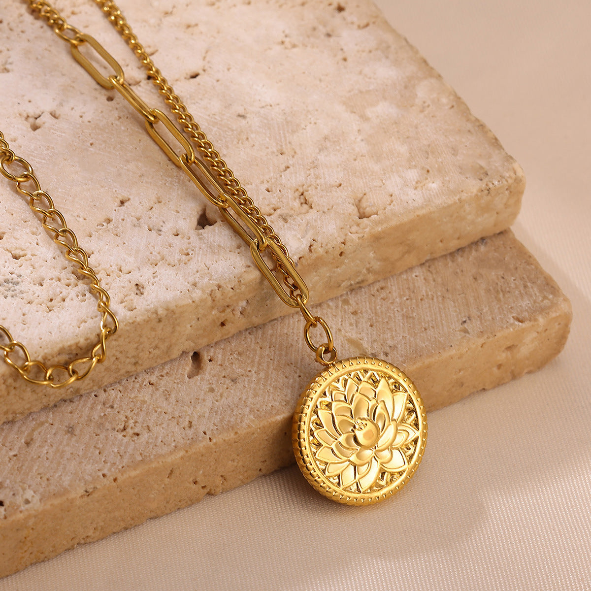 European American Vintage Embossed Lotus rond Collier Titanium acier asymétrique Ch