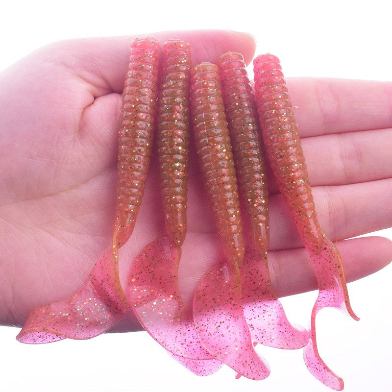 Faux et doux, tuez le poisson mandarin à travers toute la couche d'eau