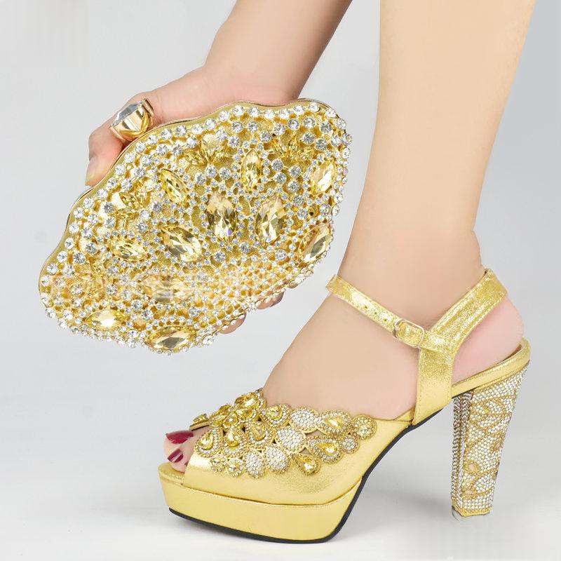 Sandales à talons hauts jumelées à un ensemble de sacs de soirée en forme de coquille en Strass