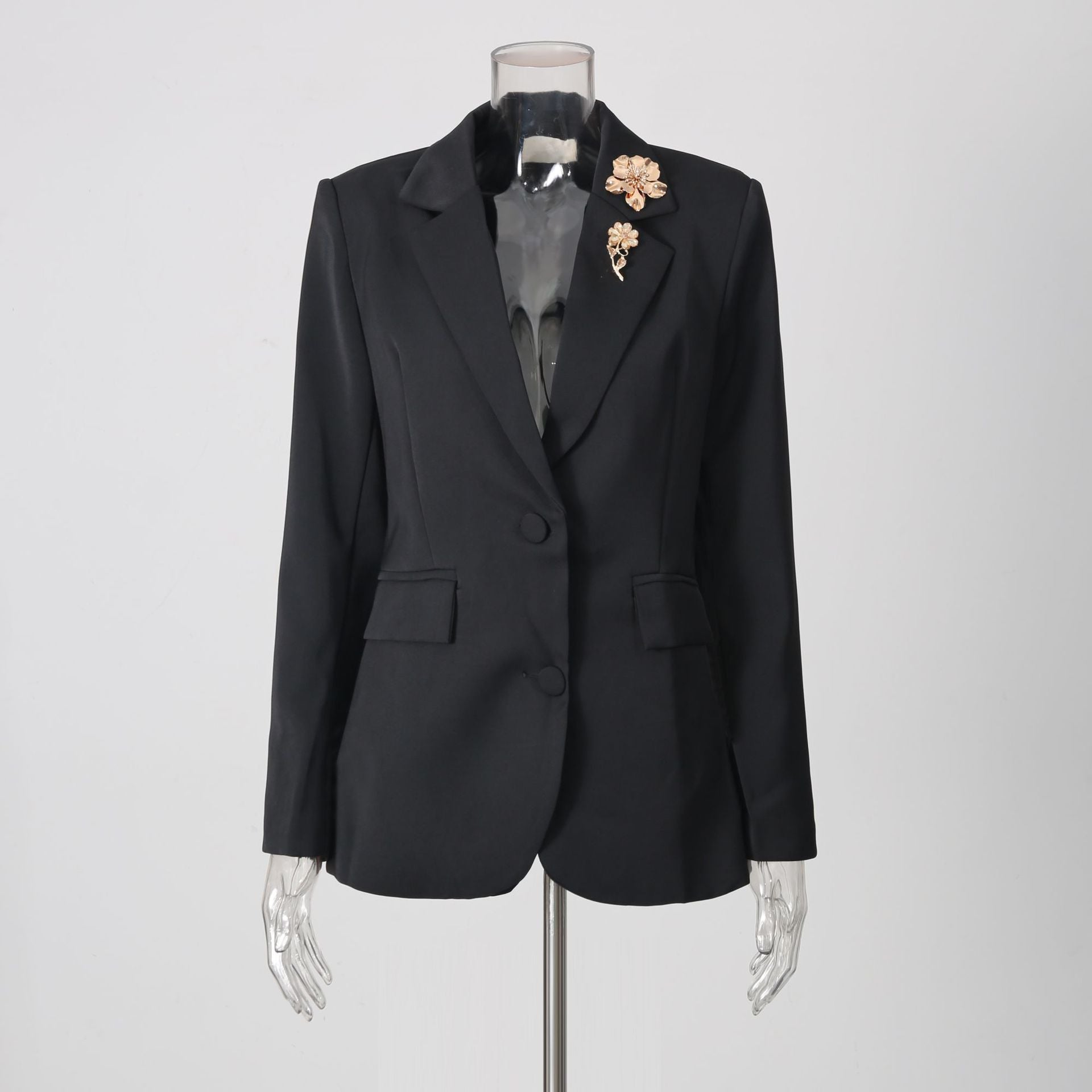 Blazer à dos ouvert avec des perles et détails floraux