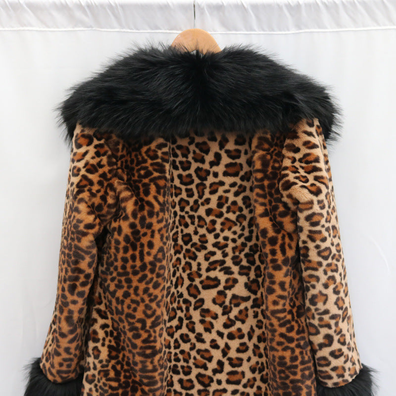 Manteau de femmes avec un grand collier de fourrure chaud