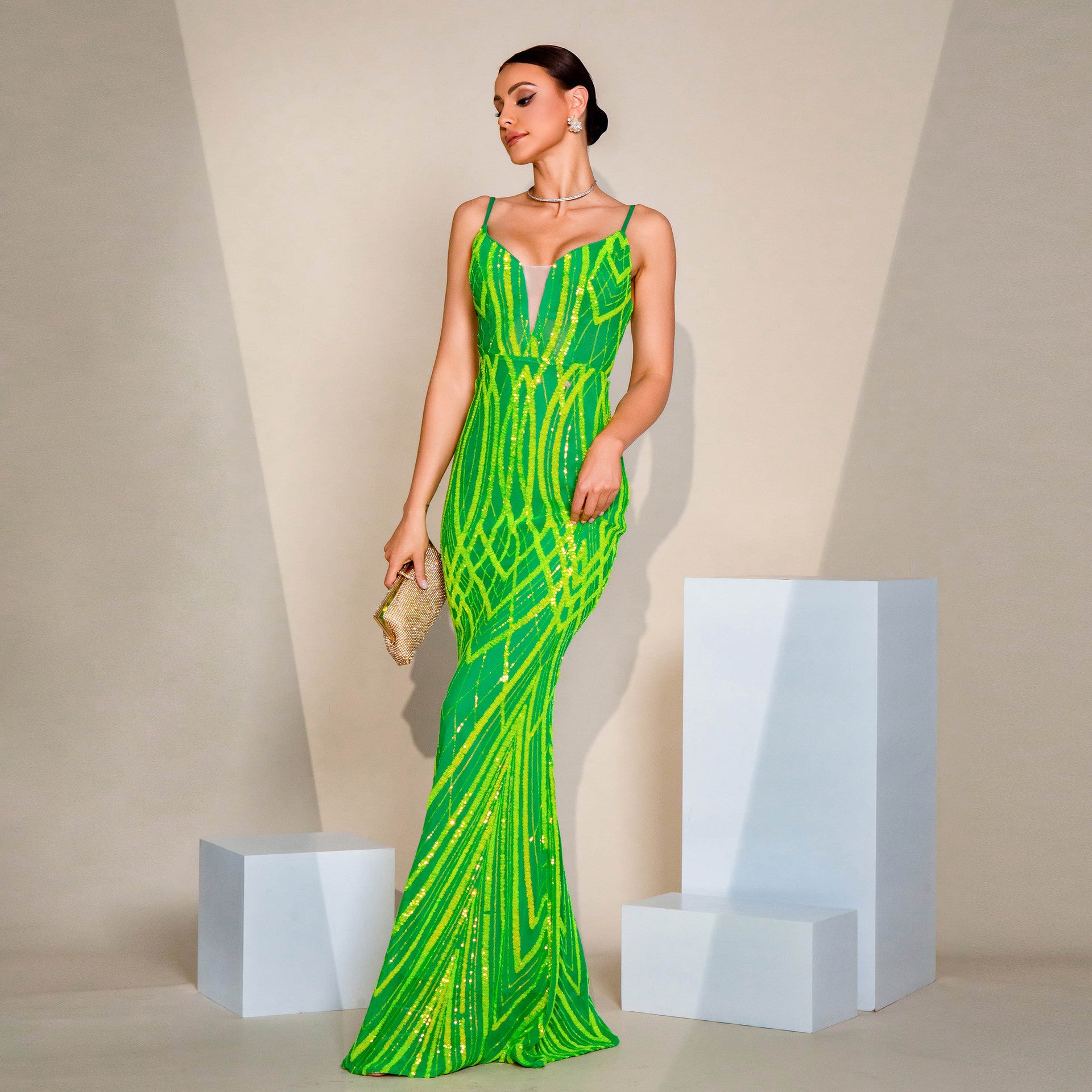 Robe de soirée en queue de poisson pailletée col en V