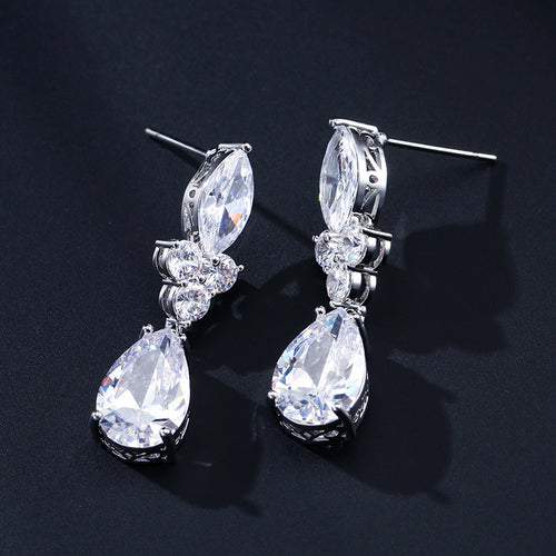 Boucles d'oreilles mariage goutte fleurie en oxyde de zirconium