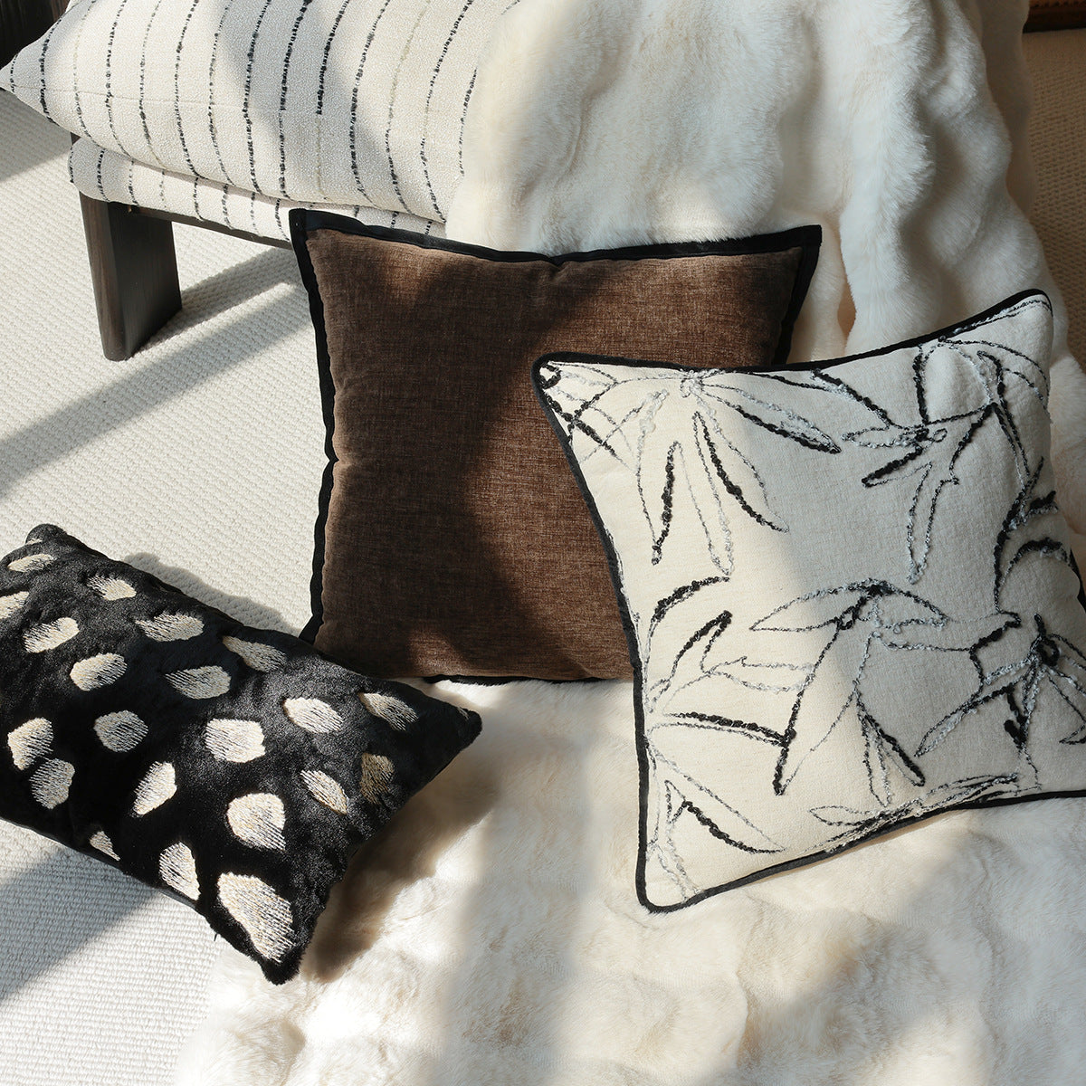 Coussin de canapé brodé Minimalist moderne avec une finition luxueuse