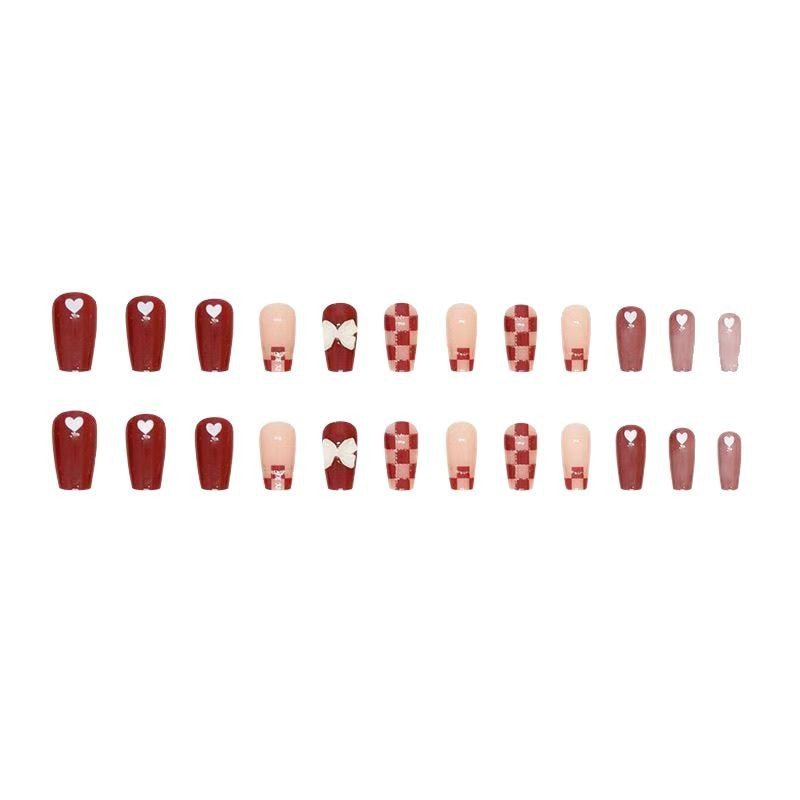 Des ongles à porter dans un tableau de bord rouge vin pour une manucure plus juste