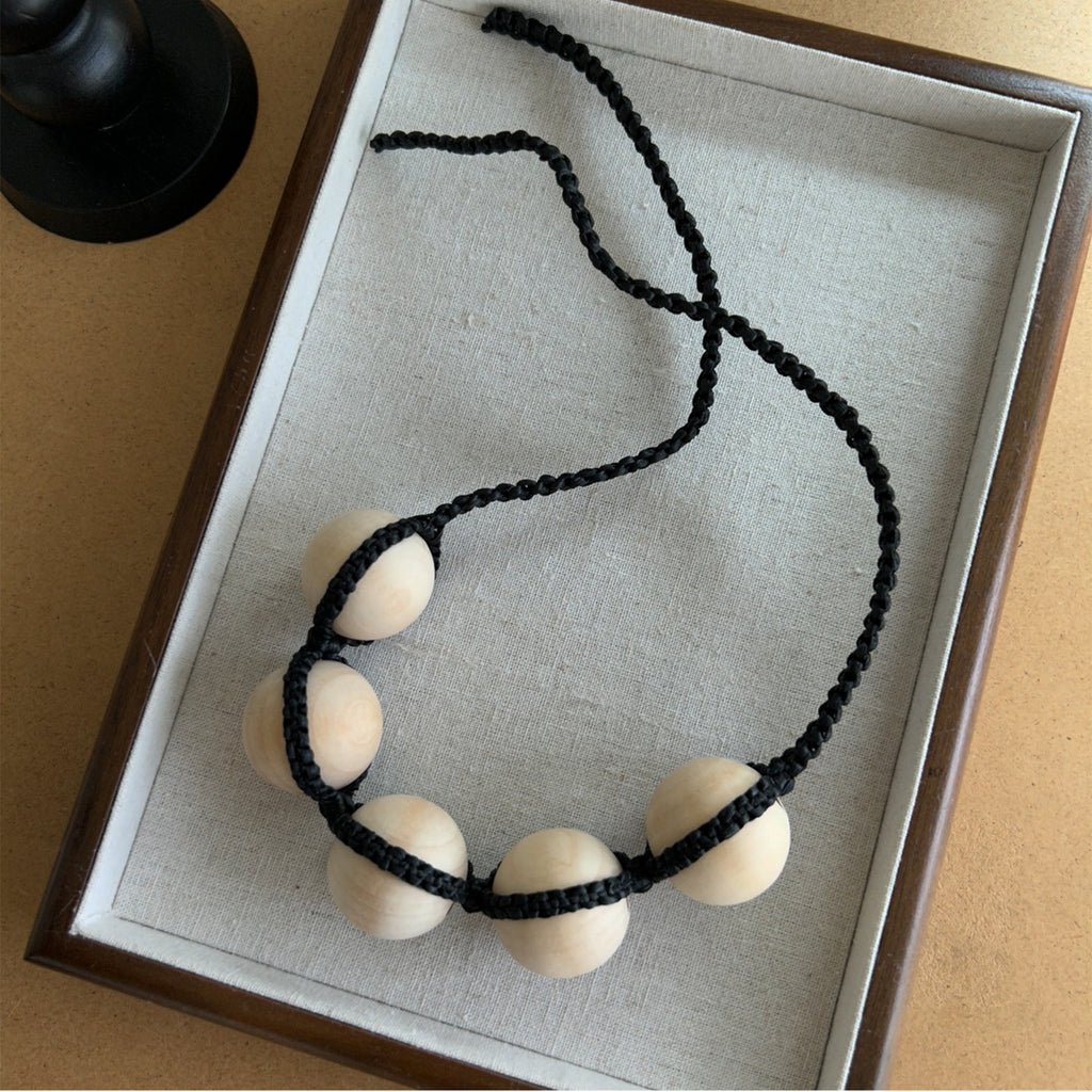 Collier tressé Pearl Raffia