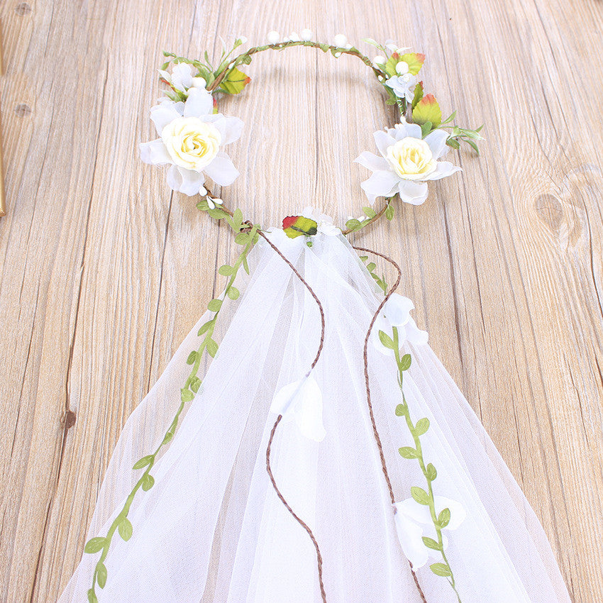 Veil nuptial à la main Rose blanche Râteau de rotin