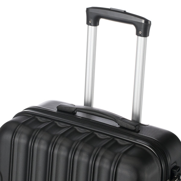 Trois dans un compartiment à bagages noir