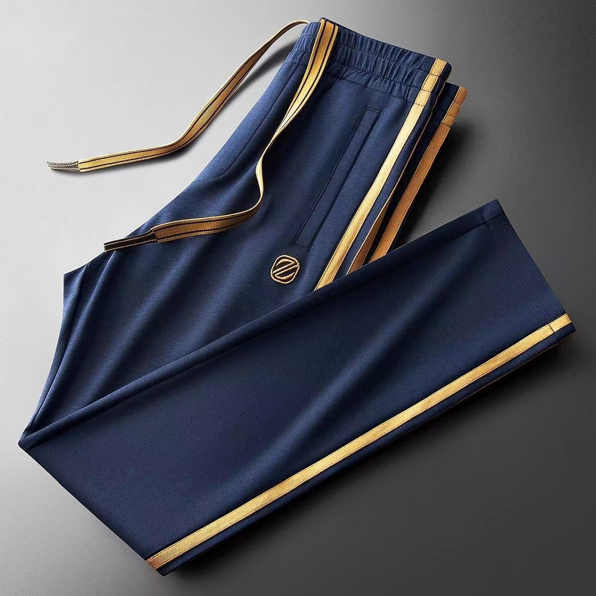 Bandes latérales bleues light-luxury dans une couleur contrastée Slim-fit style décontracté