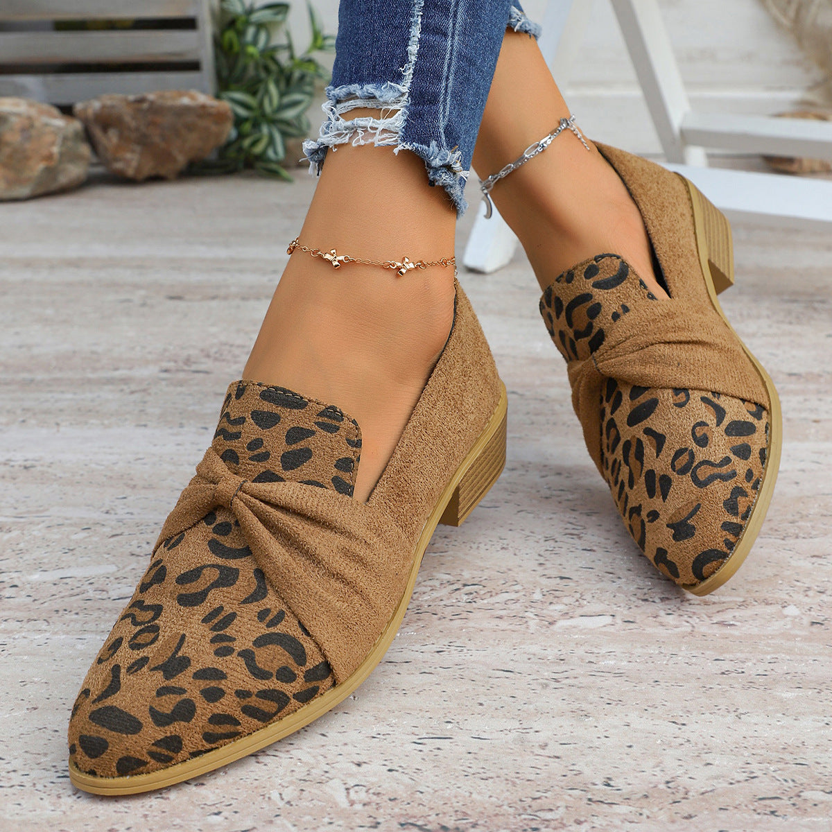Pompes de talons de chunky pour femmes avec une chaîne métallique élégante et un orteil rond