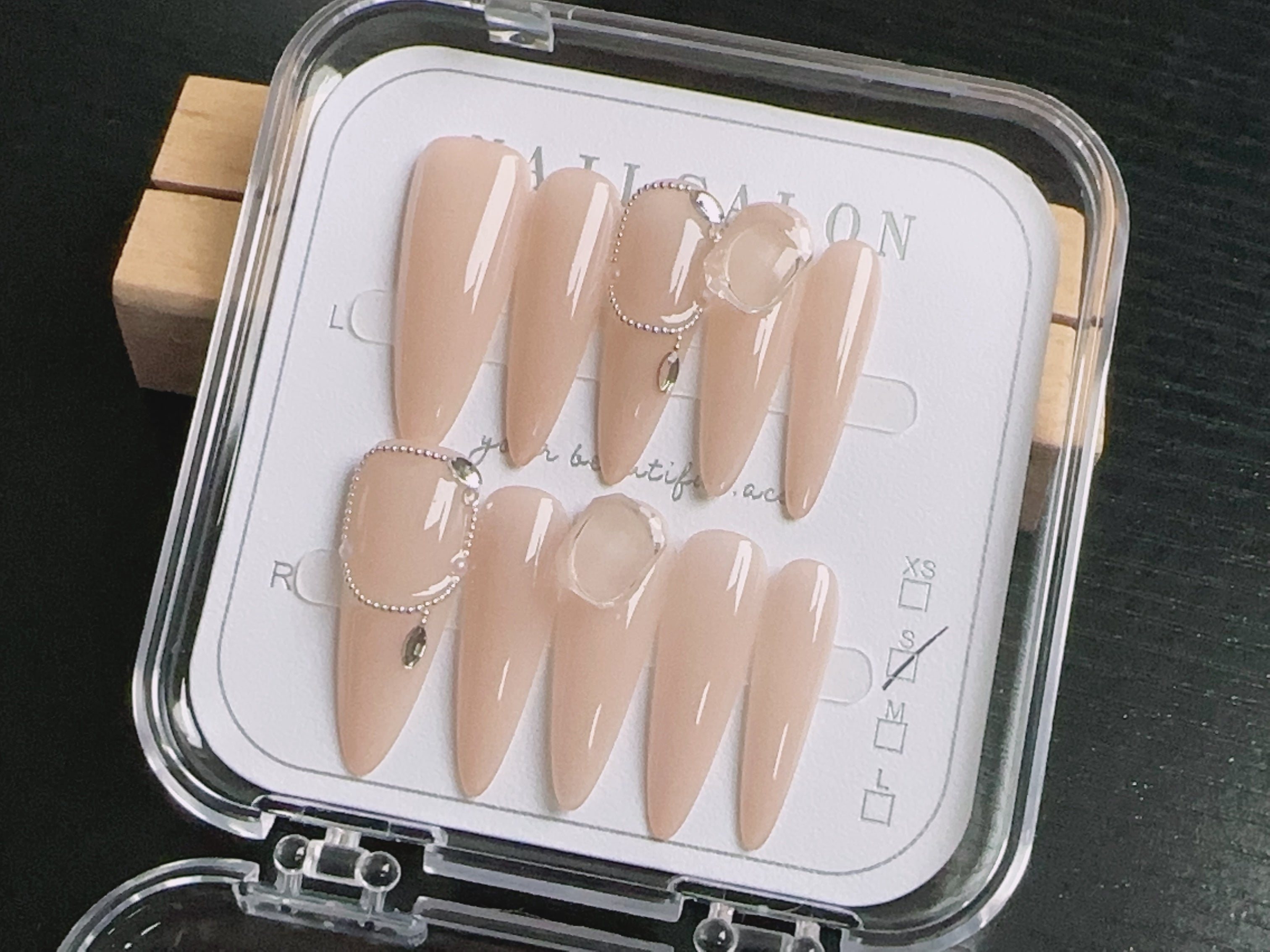 Appuyez sur les ongles T071
