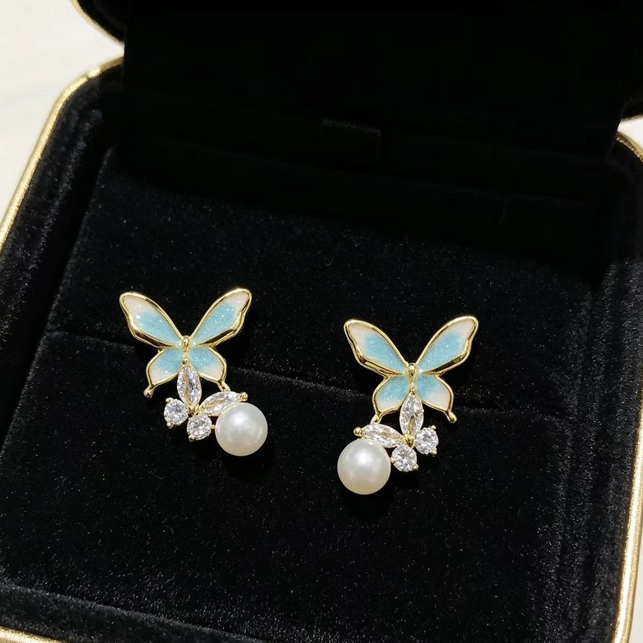 Boucles d'oreilles Élégantes à aiguilles en argent haut de gamme Pearl Butterfly