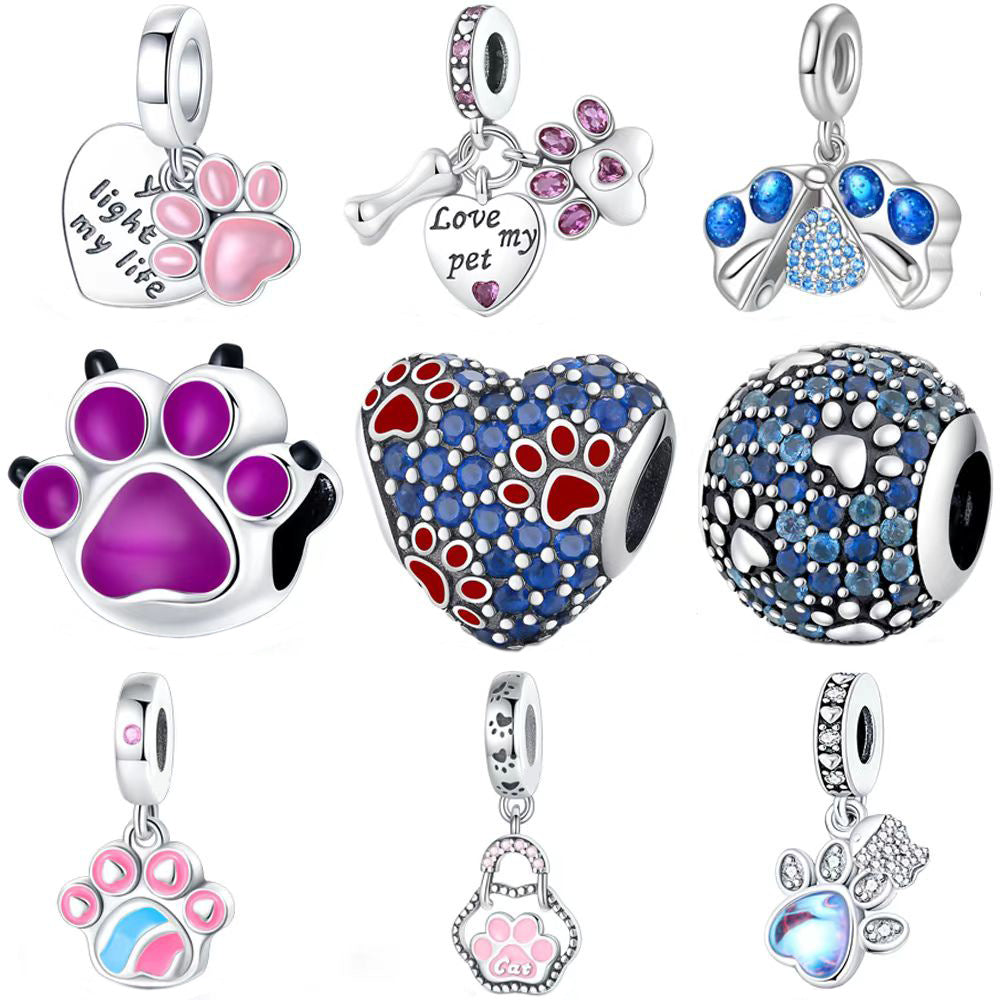 Bracelet bricolage avec un pendentif et des perles d'impression de patte mignon