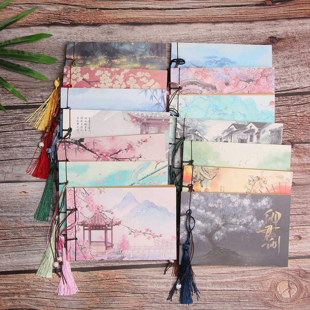 Un carnet blanc avec des tassels