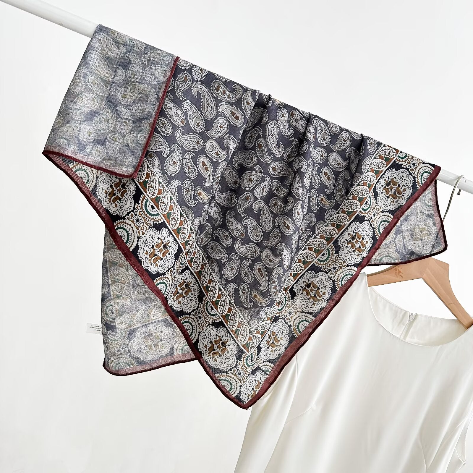 Vieille écharpe de cou pour femmes printemps et automne