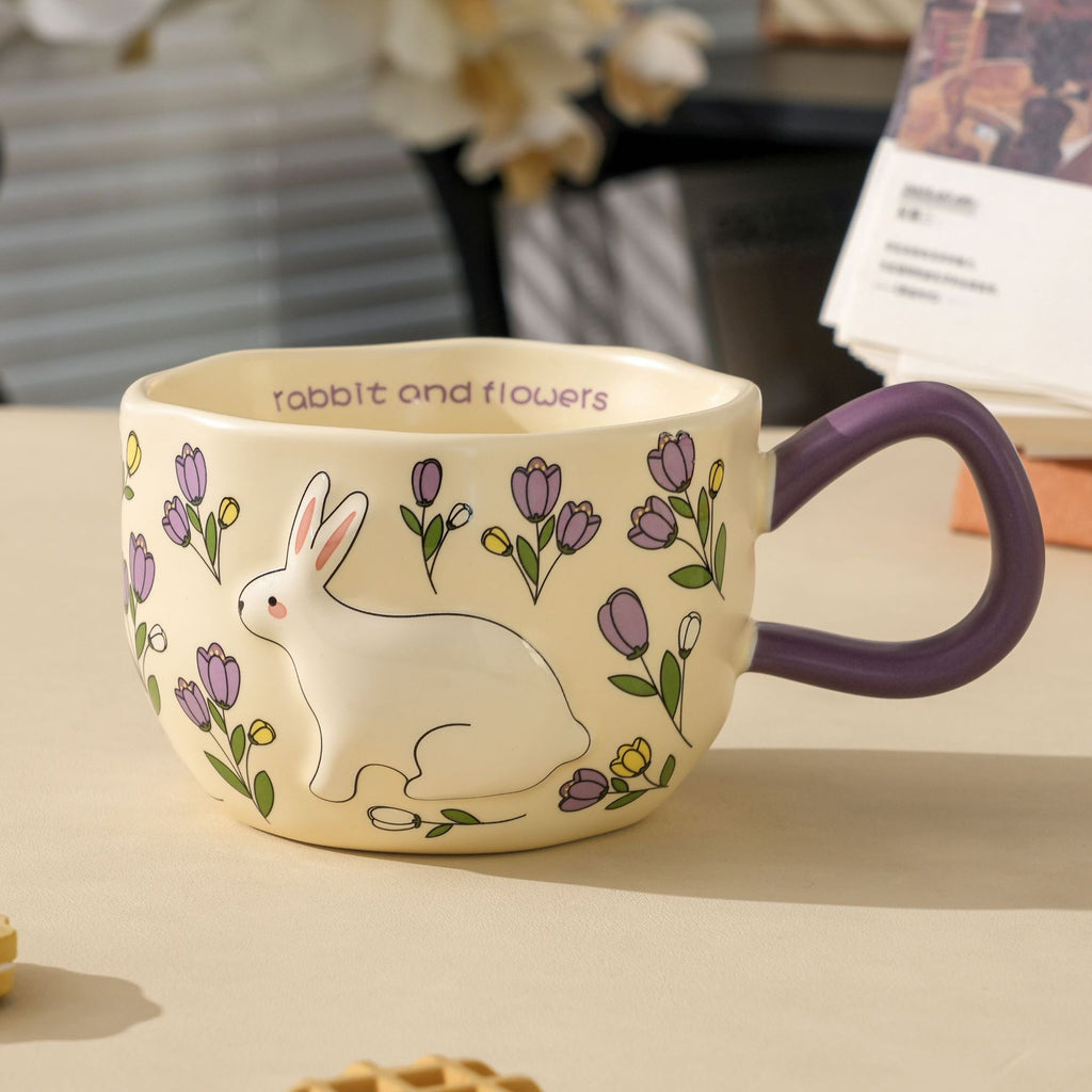 Mug en céramique de Rabbit Spirit sculptée avec un design floral