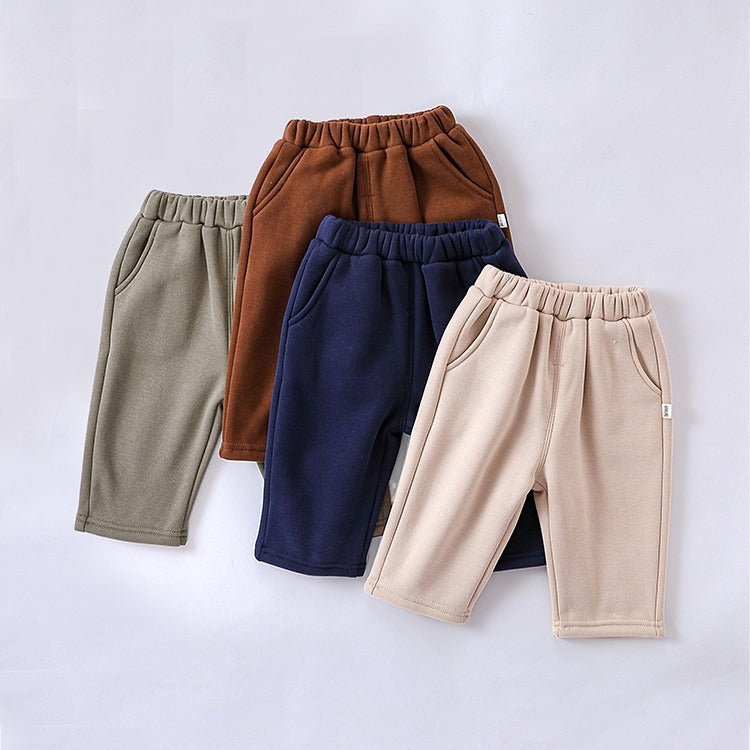Garçon couleur solide avec des pantalons épais en fourrure