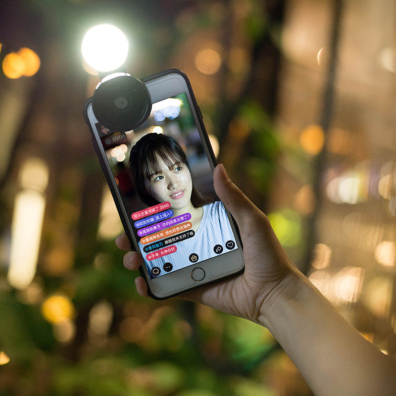 La caméra de téléphone mobile générique externe objectif grand-angle lumières colorées sur la beauté de