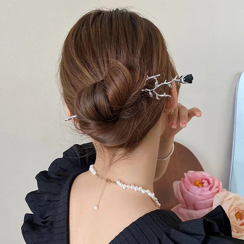 Un métal argenté rose épingle à cheveux pour les femmes exsudant un sens de luxe