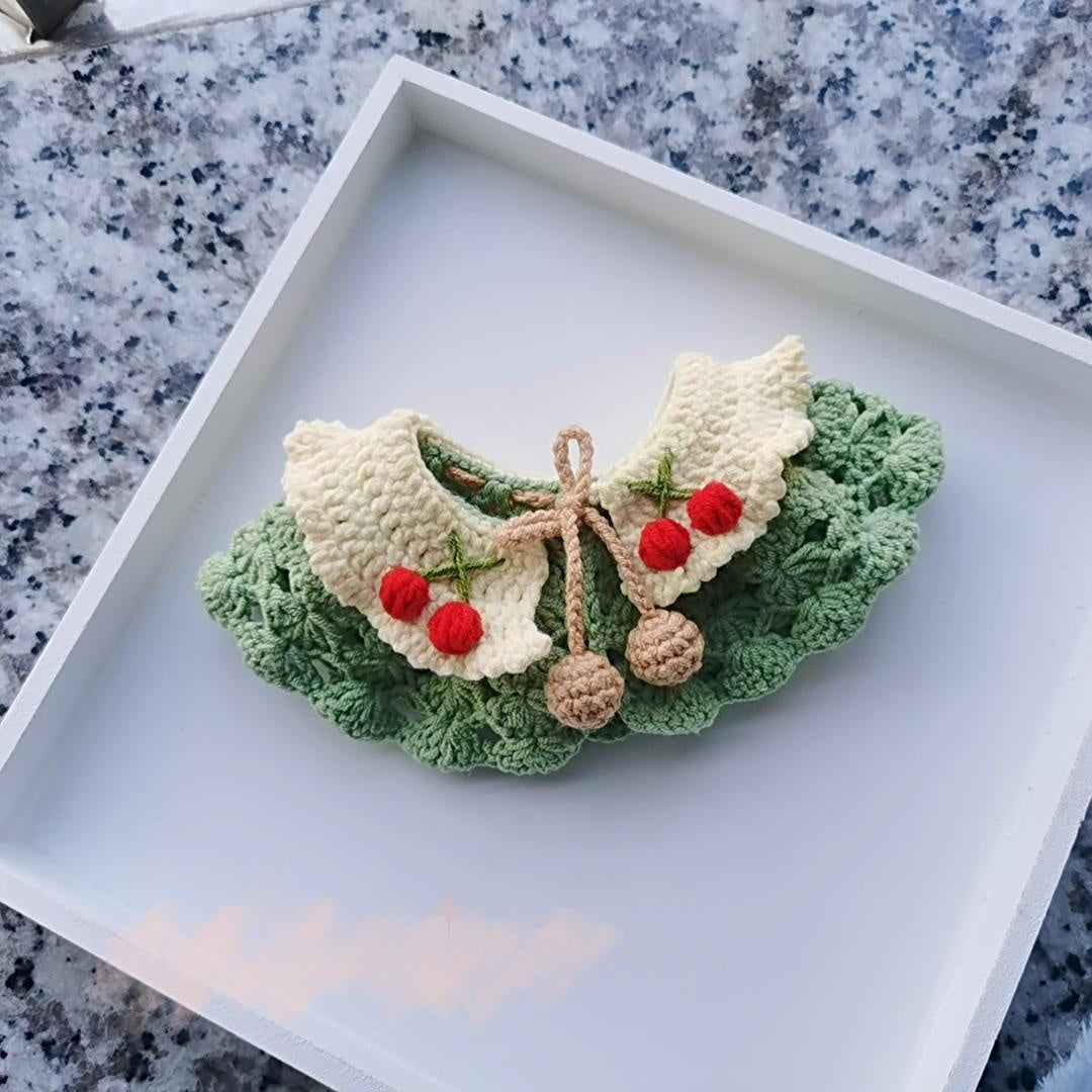 Petit Bib de Drool à base de cerise pour chats et chiens