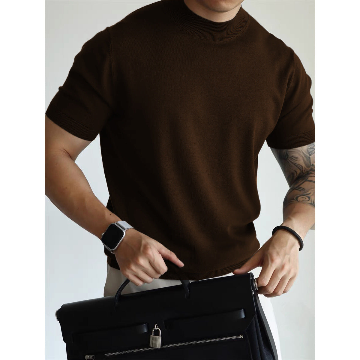 Costume de couleur unie avec un t-shirt en soie glacée d'été