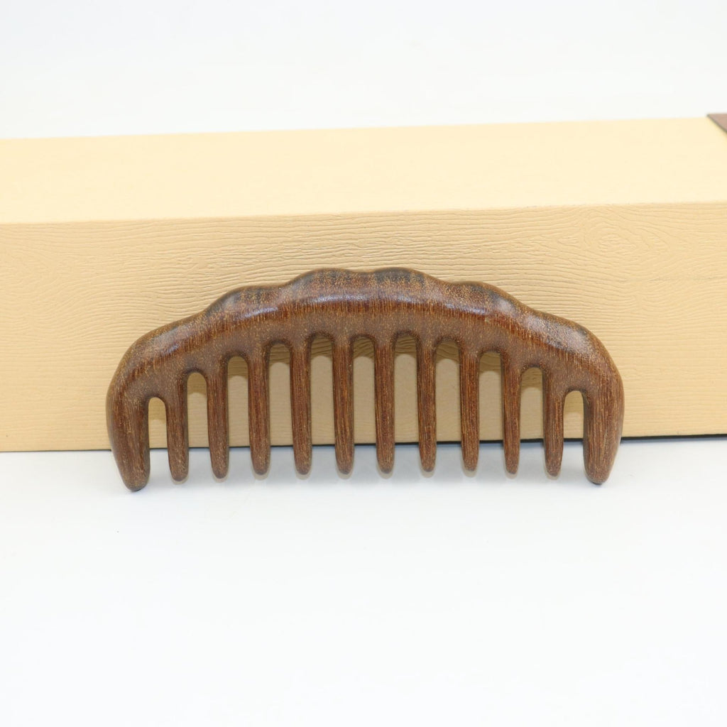 Peigne en bois sculpté épais en santal doré