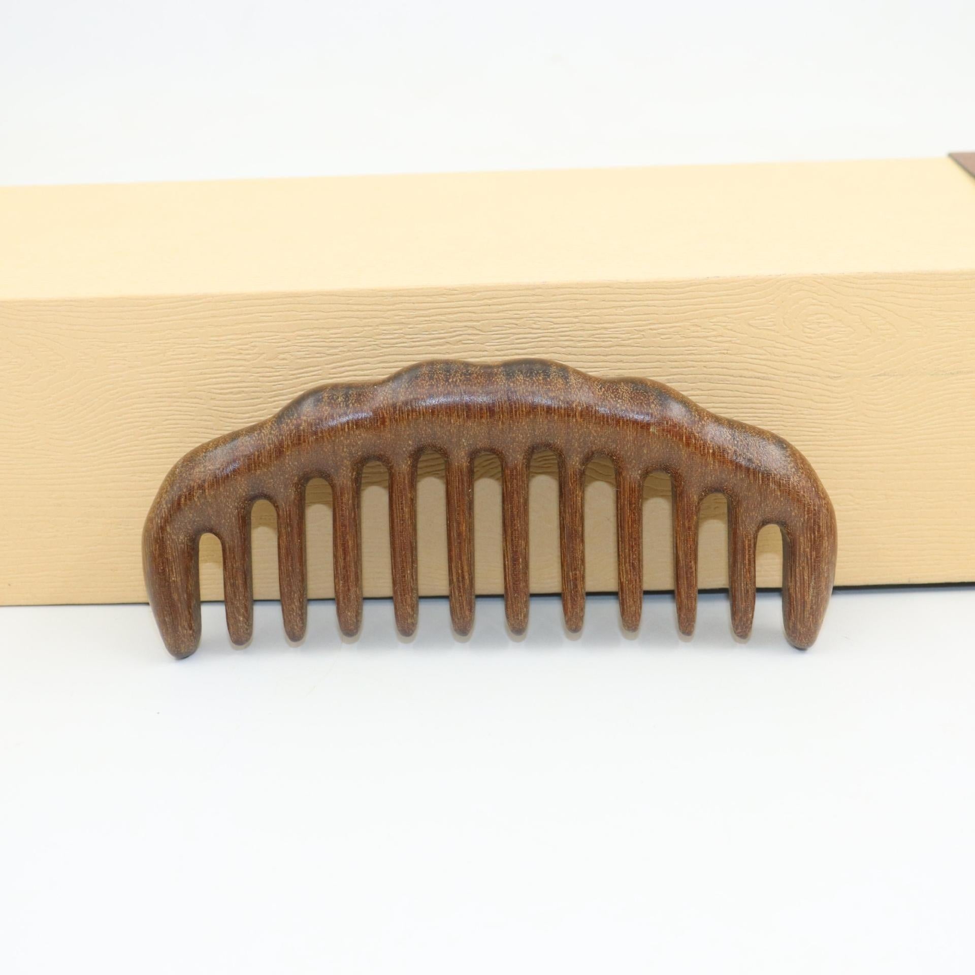 Peigne en bois sculpté épais en santal doré