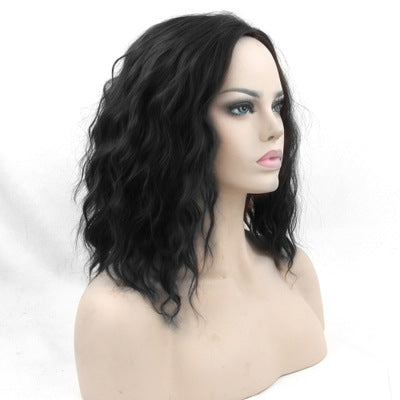 Casquette de cheveux noir court bouclé