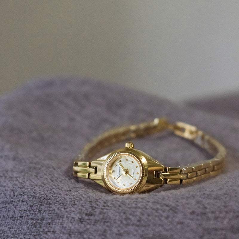Femmes Rétro Cheval Casual Eye Bandes de cuivre Montre mi-antique
